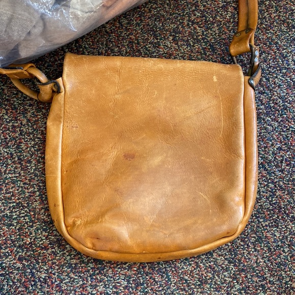 Vintage boho distressed tobacco leather satchel shoulder bag w brass accents - Picture 4 of 6